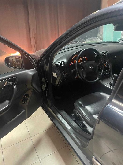 Título: Mercedes-Benz C220 CDI Avantgarde - 2003 - 1 Só Dono.