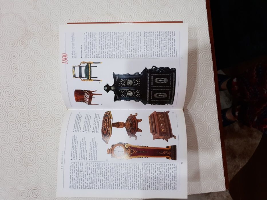 Livre des antiquites, Mobilier, Porcelaine, Tapis, Verrerie
