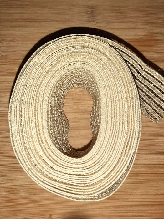 Fita dourada em tecido