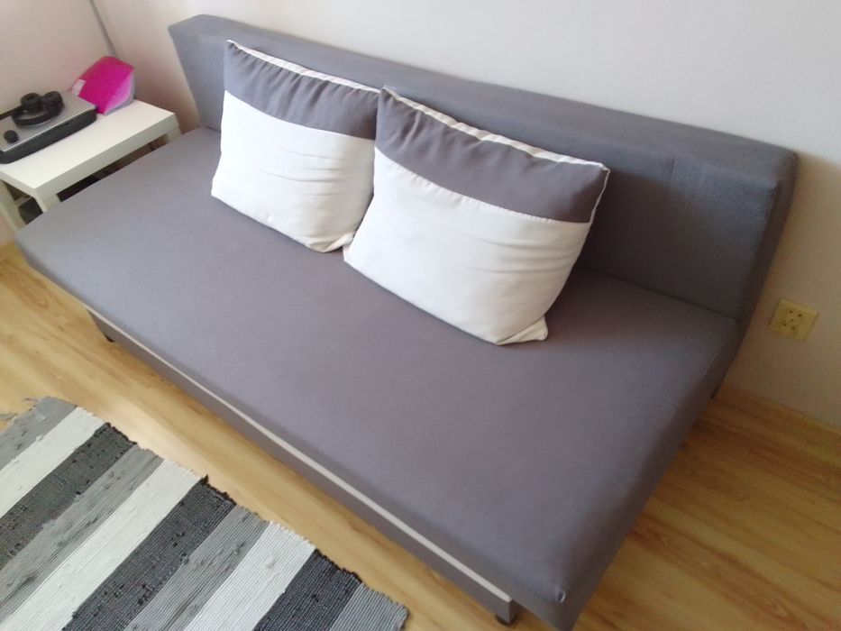 Tapczan rozkładany z pojemnikiem na posciel