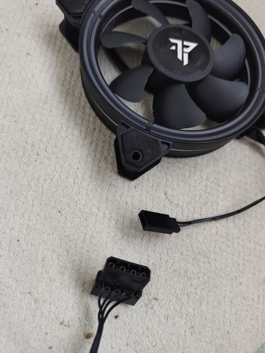 Várias ventoinhas 120mm para PC RGB como novas , bastante silenciosas.