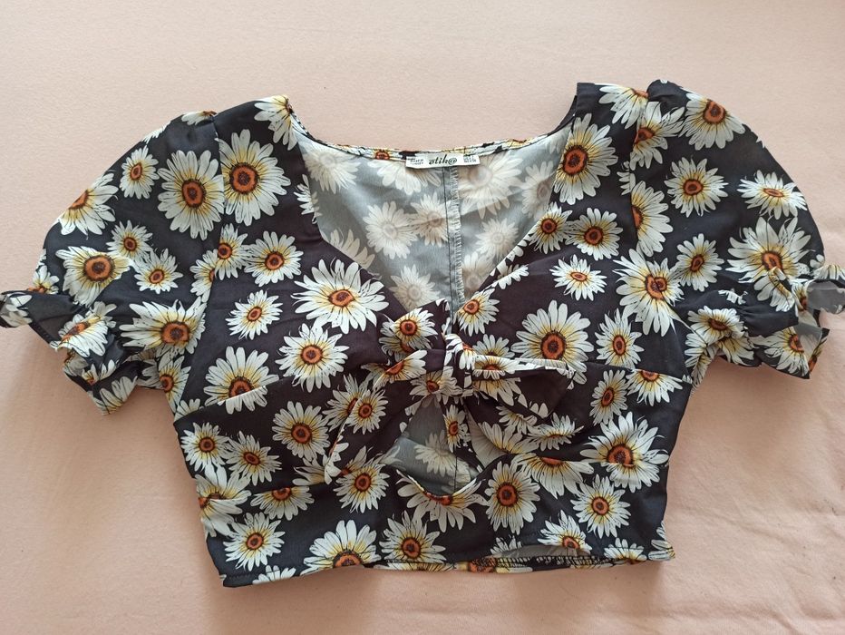 Krótki top z wiązaniem