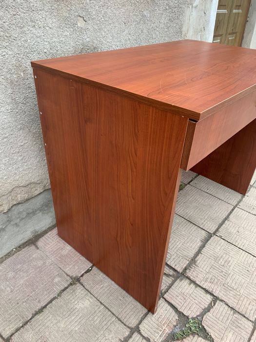 Biurko w kolorze mahoniowym