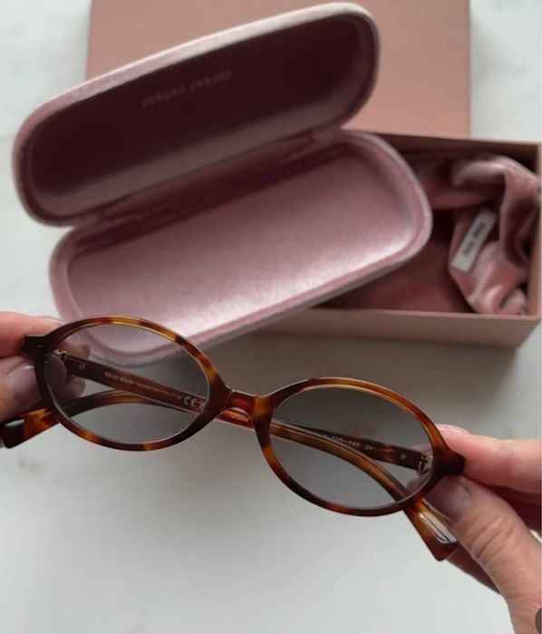 Сонцезахісні окуляри, солнцезащитные очки в стилі miu miu