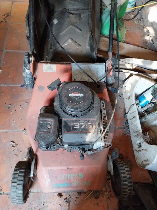 Duas máquinas corta relva (com tracção ) para desocupar