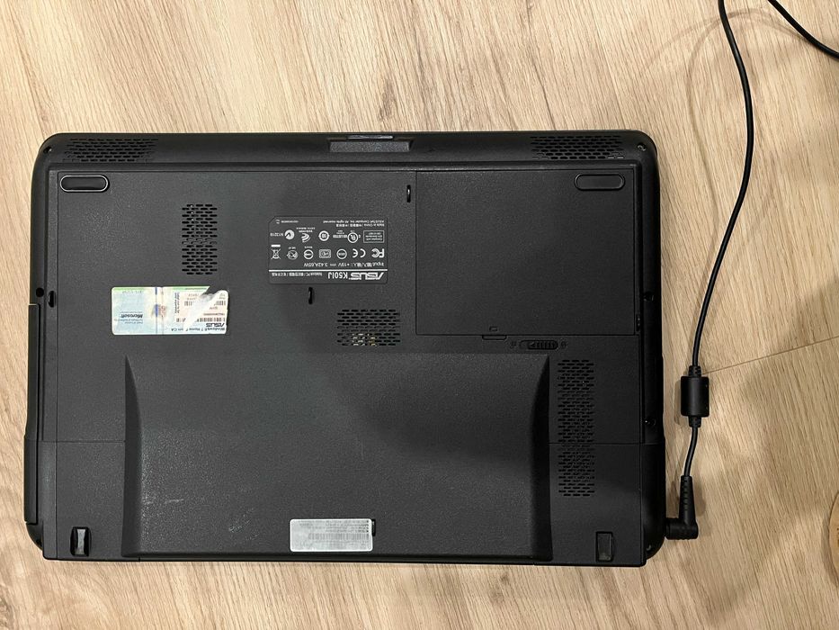 Portátil Asus K50IJ 15.6" a funcionar