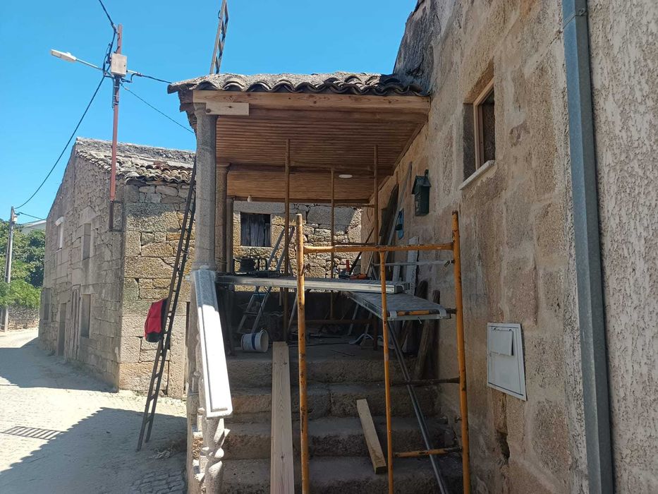 CASA A RECUPERAR NA ALDEIA troco por Auto caravana ou caravana
