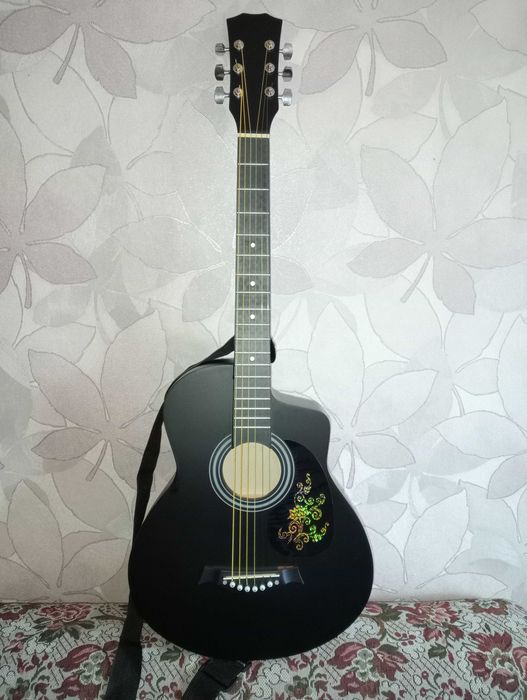 Продам новую шестиструнную гитару.