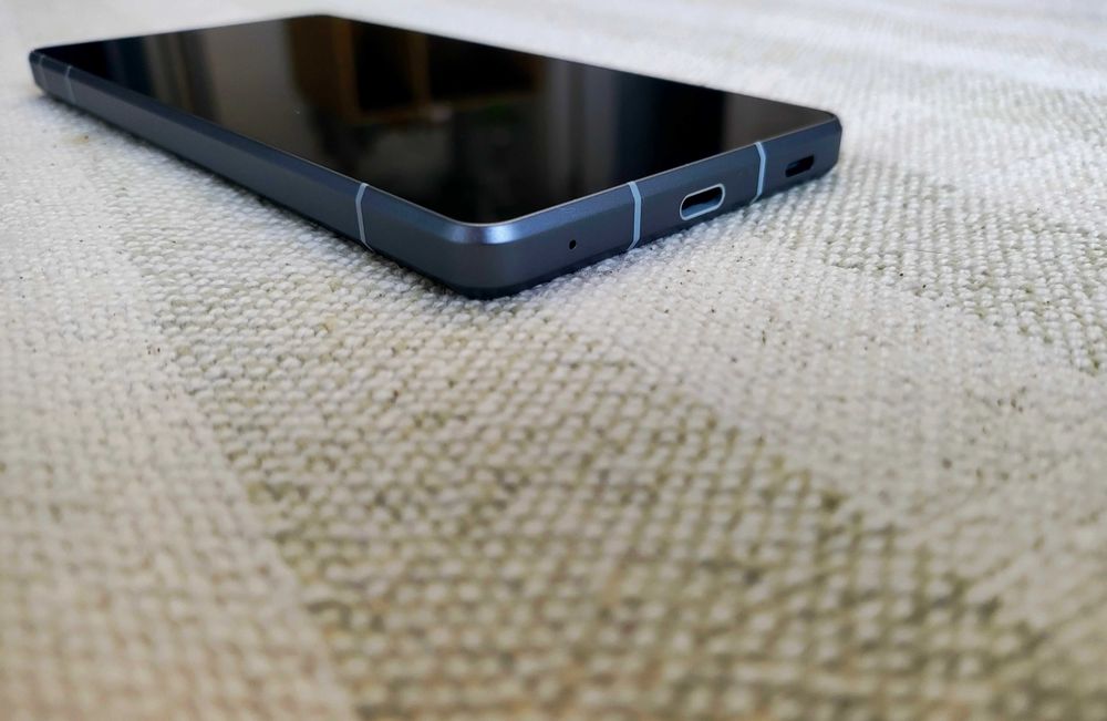 Смартфон Sharp AQUOS SH52D з головним козирем - камера від Leica, 2SIM