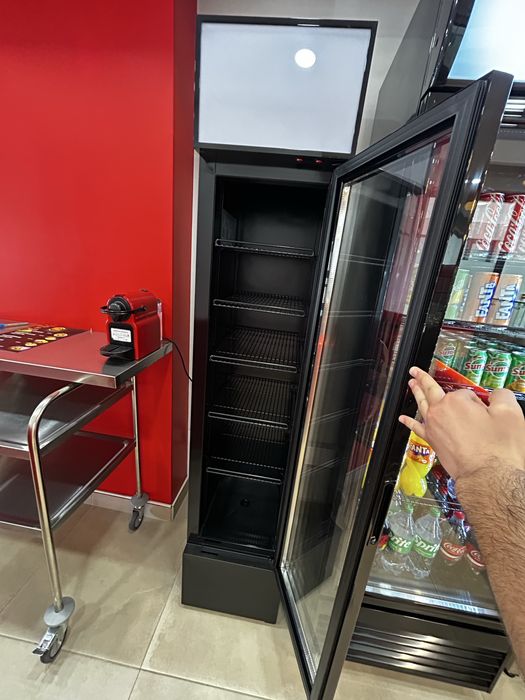 METRO PROFESSIONAL Frigorífico de bebidas Slim GSC2133B, metal/vidro, 39 x 47.5 x 188 cm, 133 L, refrigeração estática, 200 W, com fechadura, preto