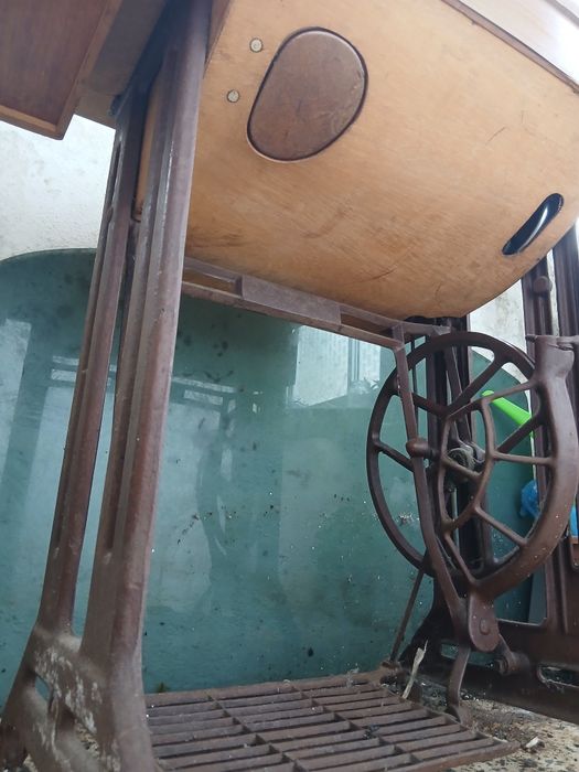 Máquina de costura Singer antiga.