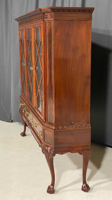 Reprezentacyjny angielski zestaw jadalniany: stół, witryna, komoda