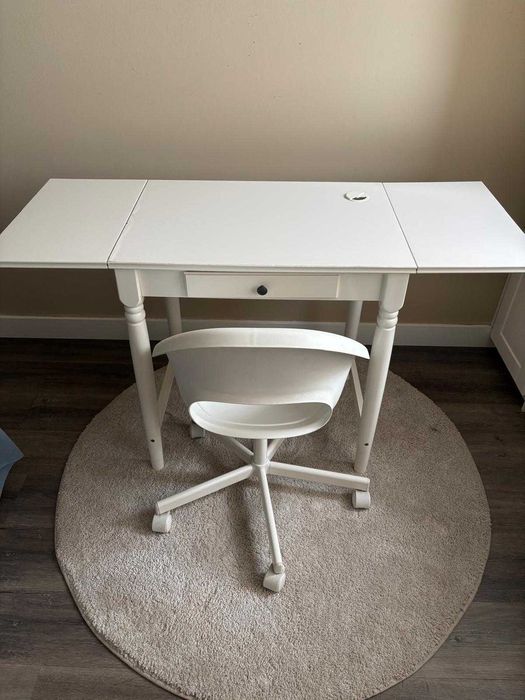 Secretária de escritório com cadeira e carpete (Oferta de mesa de centro)