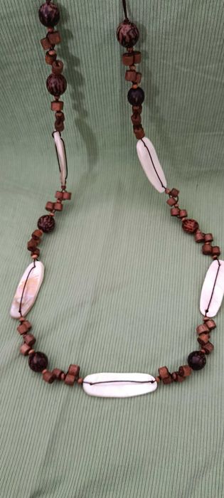 Colar artesanal com madeira de coqueiro