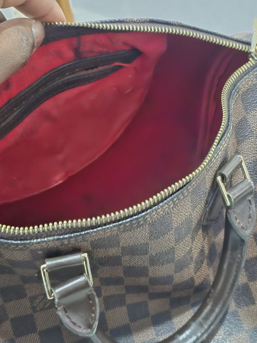 olsa Louis Vuitton Speedy (padrão Damier Ebene, conforme a imagem)