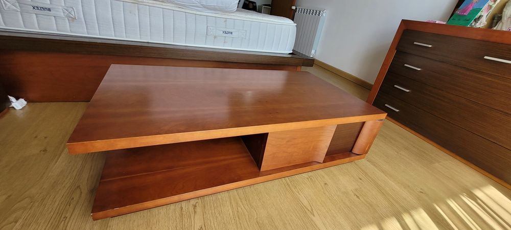 Mesa de centro com gaveta