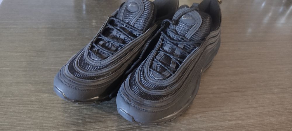 Продам нові кросівки Nike унісекс чорні 42р