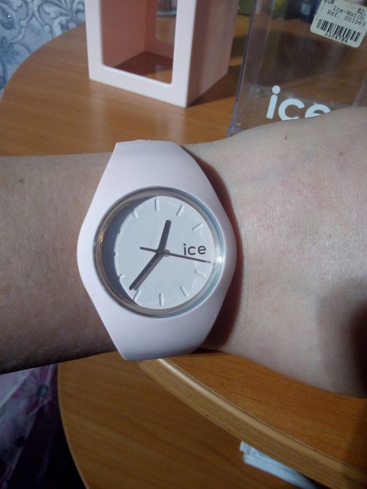 Часы, женские, наручные.