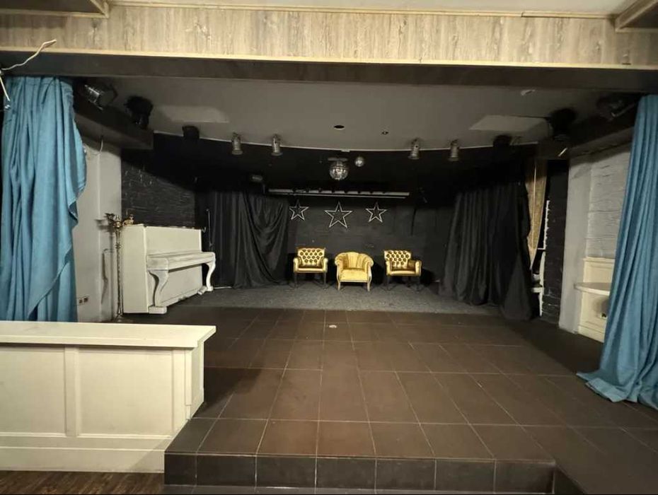 Фасадне приміщення 320 кв.м, літня Тераса, Центр, Саксаганского 129