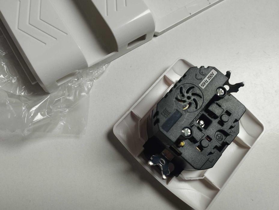 Tomada de parede, com portas usb 5v 2a e suporte telemóvel
