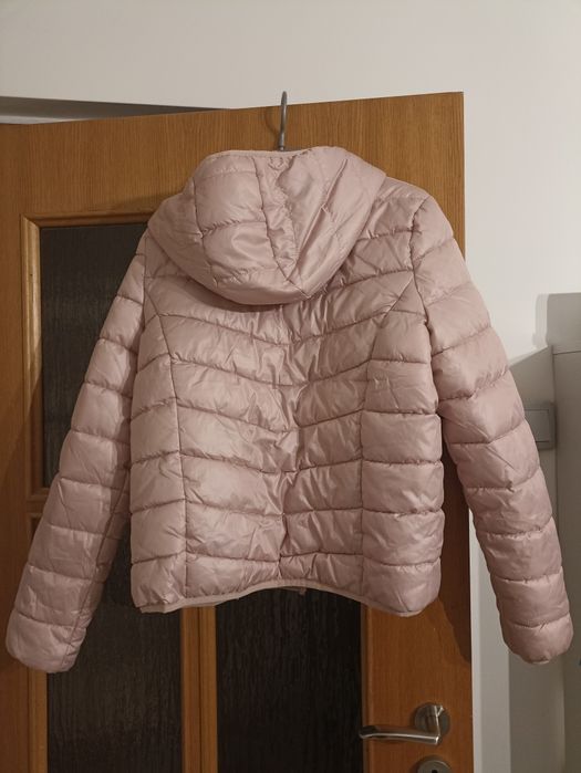 Cienka, puchowa kurtka na jesienne dni.