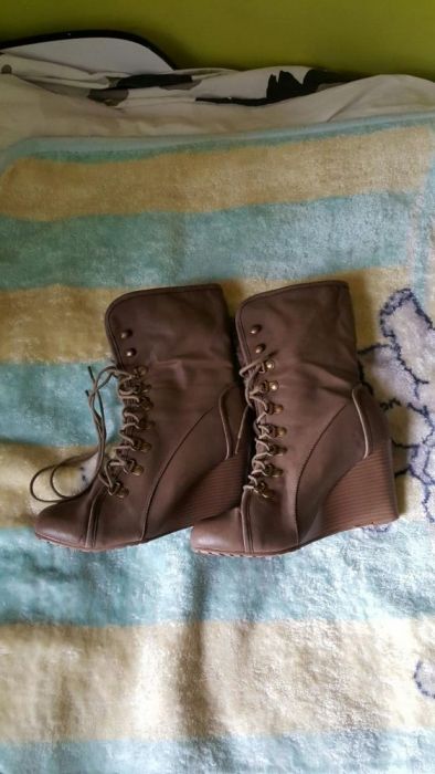 Buty damskie na koturnie
