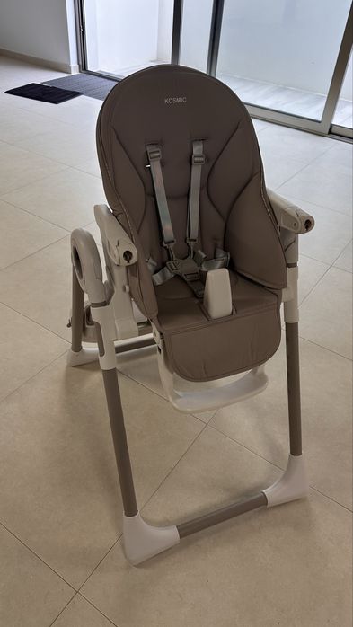 Carro, cadeira de refeições e banheira de bebe