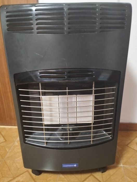 Aquecedor a gás com 2 botijas vazias