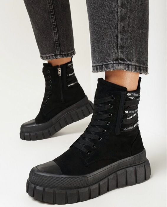 Czarne botki traperki na grubej podeszwie z ozdobnymi taśmami rozm. 38