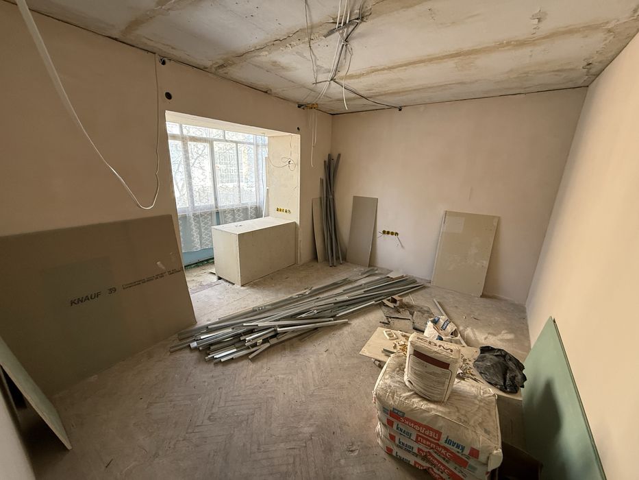 Центр міста. 2 поверх. 82м2. Частковий ремонт. Цегляний будинок