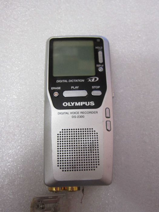 Dyktafon Olympus DS-2300 uszkodzony zatrzask/klapka od baterii sprawny