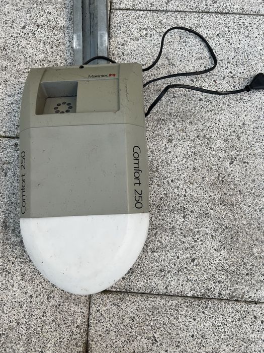 Motor de portão de garagem Marantec com a placa fundida