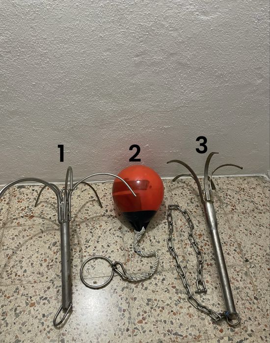 Ferros de fundear e boia