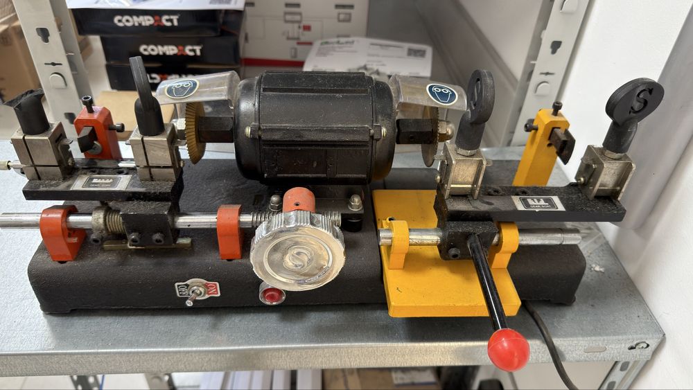 MÁQUINA DUPLICADORA DE CHAVES DUPLAS PORTÁTIL