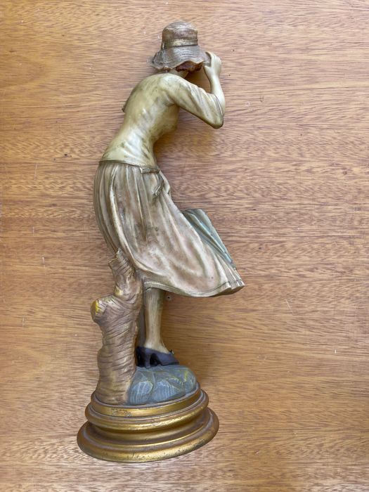 Estatueta Vintage Mulher ao Vento