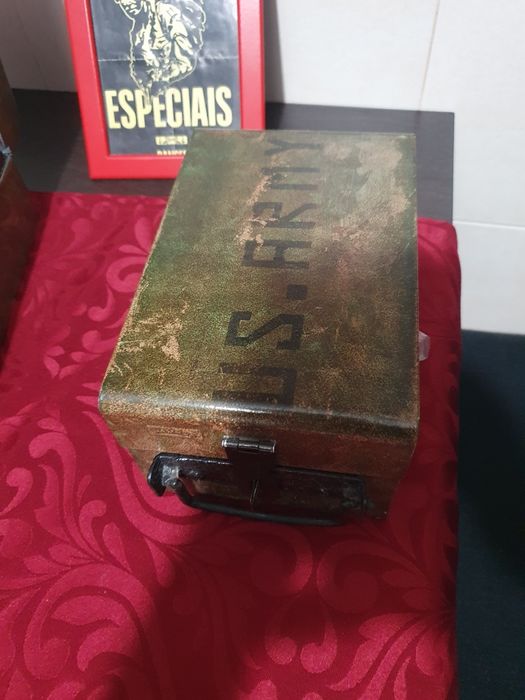 Caixas estilo militar em metal