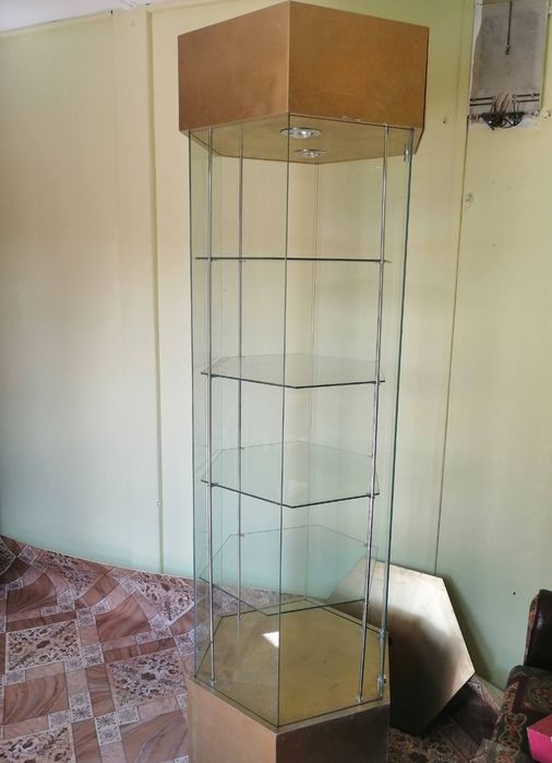 Witryna szklana z oświetleniem