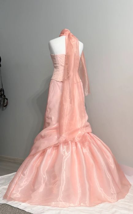 Piękna sukienka na studniówkę pudrowy róż morelowa z różą vintage