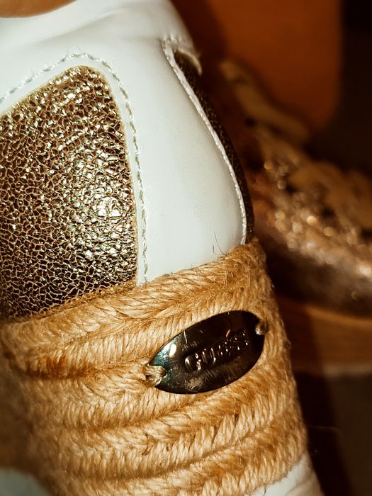 Guess nowe espadryle na koturnie zlote