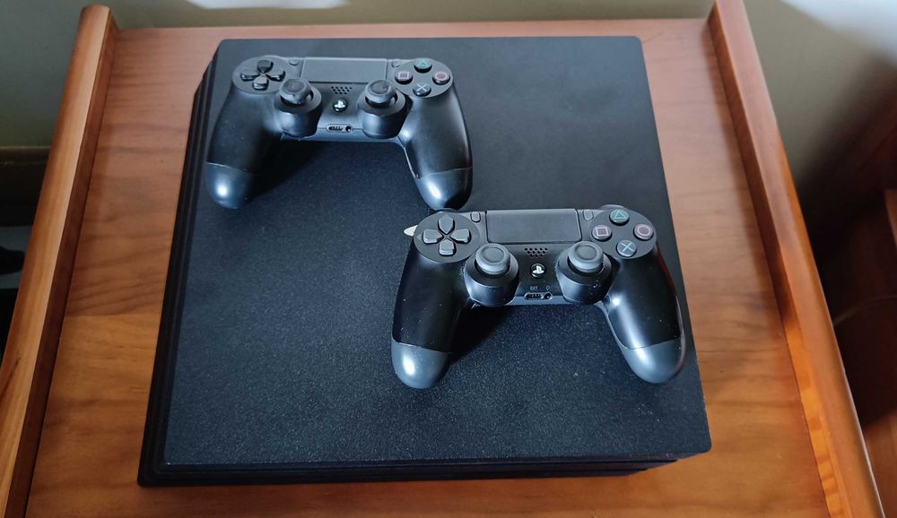 PS4 Pro + 2 Controllers64584614692611121