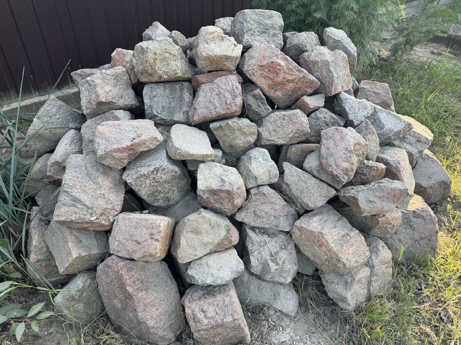 Продам камінь червоний