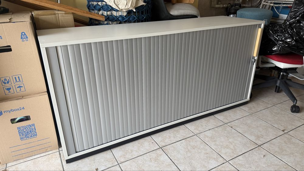 Duża biała szafka (biurowa) na dokumenty