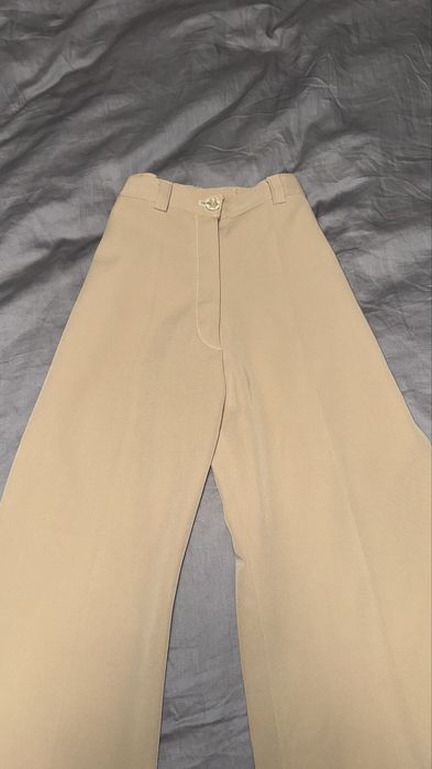 Бежеві брюки кльош