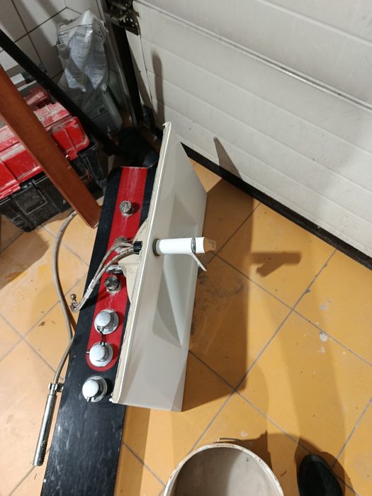 Umywalka z baterią z łazienki