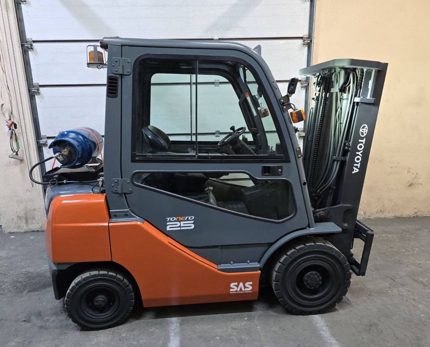 Навантажувач вилковий, газовий 2.5 тонни,
Toyota 02-8FGF25