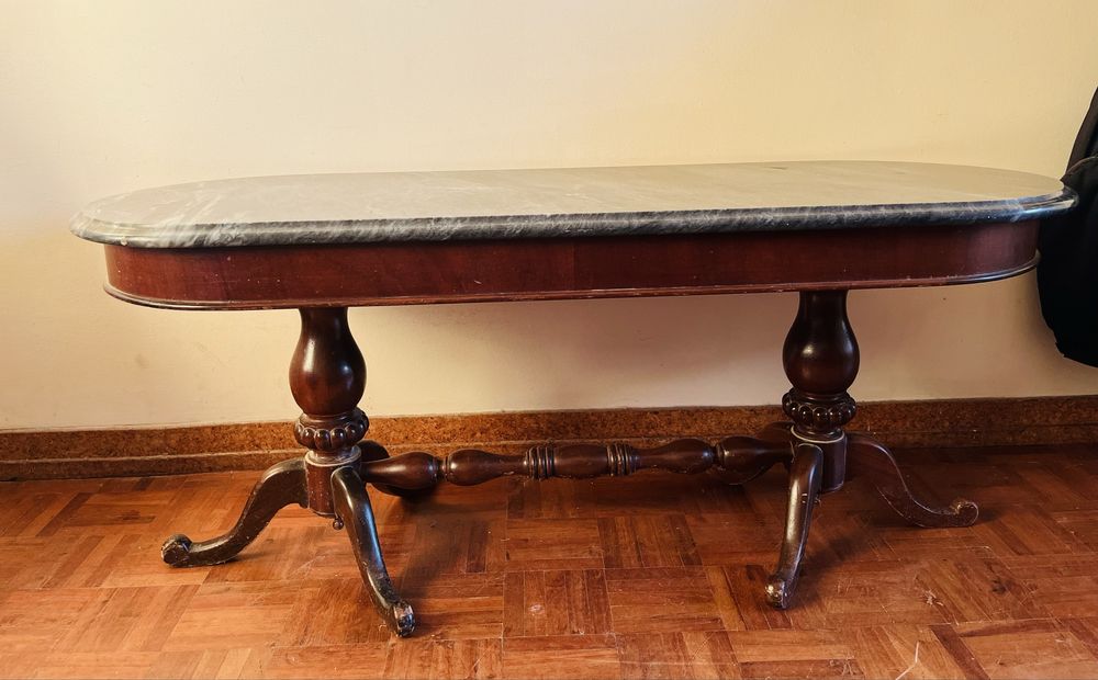 Mesa de centro antiga em madeira maciça com tampo em mármore