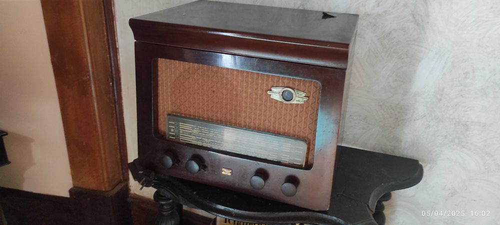 Radio antigo para ser recuperado e restaurado