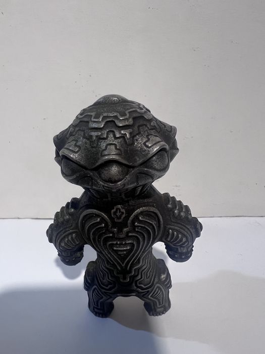 Figura Dogu Shakoki em Metal / Ferro Fundido (~10.5 cm)