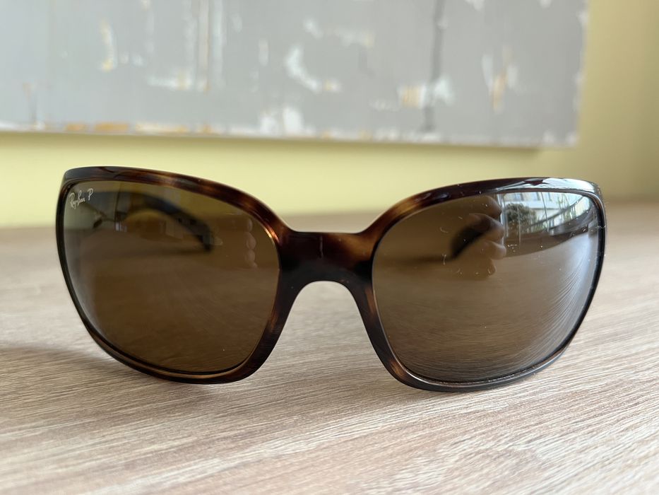Óculos de sol modelo Ray-Ban RB4068