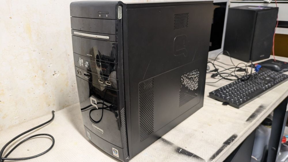 Caixa com fonte Compaq